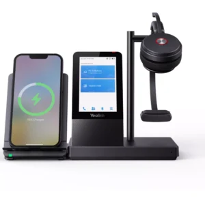 עמדת עבודה שחורה הכוללת טלפון IP עם מסך מגע, מטען אלחוטי לטלפון סלולרי ואוזניות קשת אלחוטיות תלויות