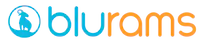 לוגו של חברת "blu rams" עם כיתוב כחול-טורקיז בחלקו השמאלי וכתום בחלקו הימני, ועיגול כחול-טורקיז עם צורות גיאומטריות בתוכו