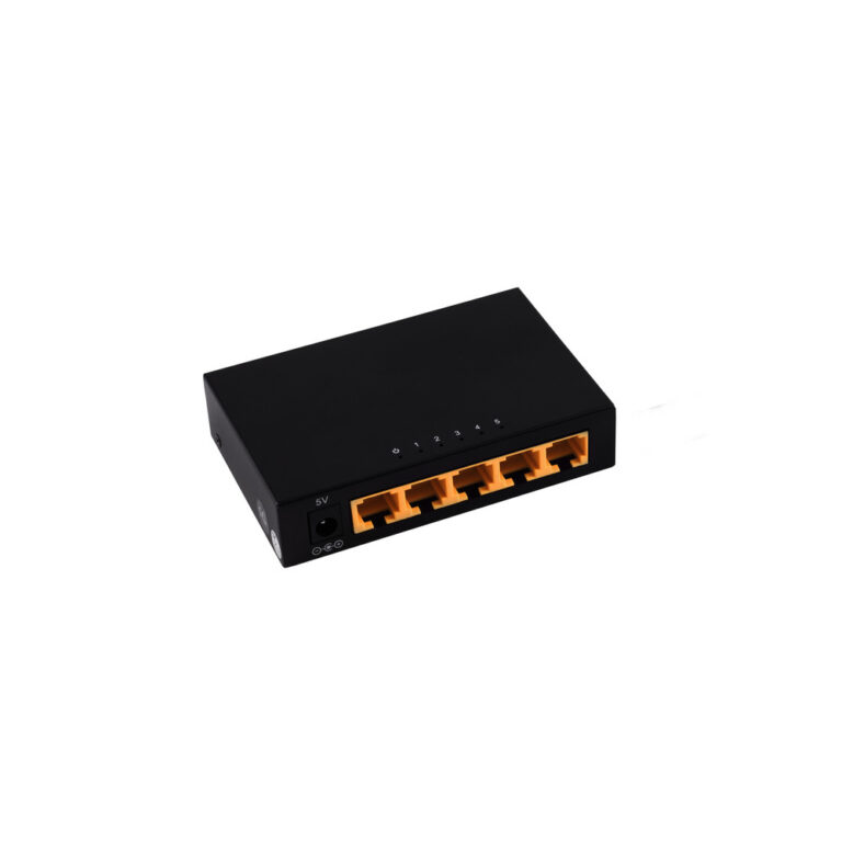 סוויץ' רשת שחור קומפקטי עם חמישה חיבורי Ethernet בצבע כתום, כניסת מתח 5V ושני נוריות חיווי בחזית