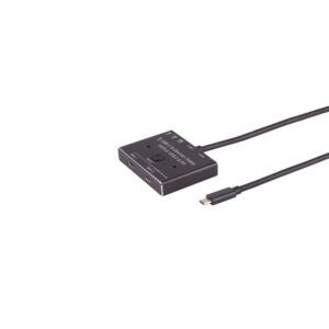 מתג USB-C דו-כיווני שחור עם כפתור בחירה ושתי יציאות USB-C, מחובר לכבל USB-C ארוך, מיועד להעברת נתונים ווידאו
