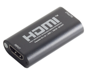 מגבר HDMI שחור קומפקטי עם כניסת HDMI בצד אחד ויציאת HDMI בצד השני, מיועד להארכת טווח שידור